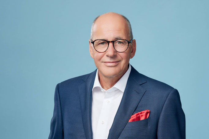 Debeka-Vorstandsvorsitzender Thomas Brahm freut sich über die Auszeichnung als Arbeitgeber des Jahres 2026. Foto: Debeka