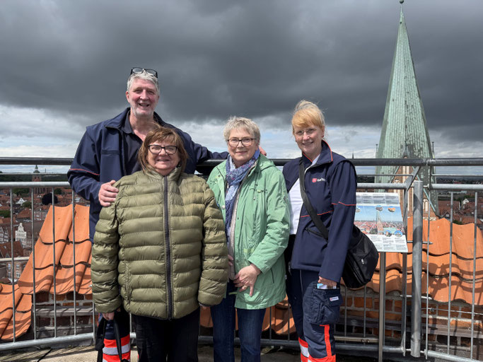 Angelika Hartwich (2. von rechts) mit ihrer Freundin Ute Stolka (links daneben) und den Maltesern Thomas Mohrbacher (ganz links) und Anke Hanemann über den Dächern von Lüneburg; Bildquelle: Ludwig/Malteser