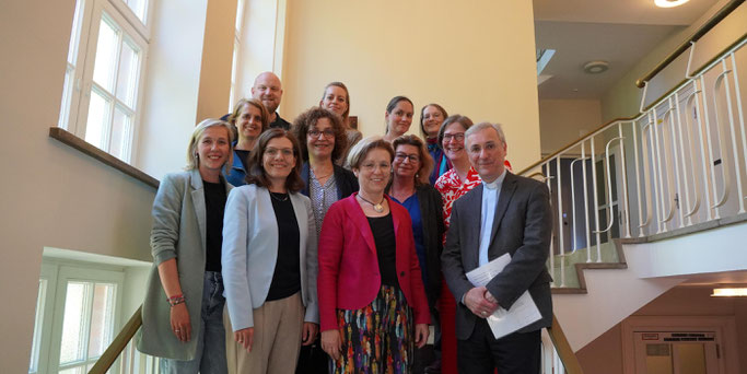 Die Gruppe der Gleichstellungsbeauftragten aus deutschen (Erz-)Diözesen mit Erzbischof Dr. Stefan Heße (ganz r). Aus Trier dabei: Susanne Kramer (zweite Reihe, Zweite von r.) und Joachim Stöber (hintere Reihe l.). © Melanie Giering/Erzbistum Hamburg