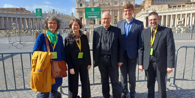 Die Gruppe auf dem Petersplatz: Dr. Elfriede Franz, Mechthild Schabo, Bischof Ackermann, Florian Gepp, Pfarrer Hans-Georg Müller © Privat