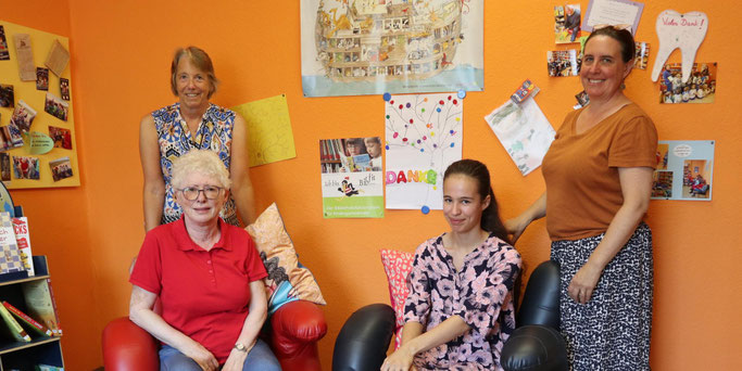 Ein Teil des ehrenamtlichen Teams der katholischen öffentlichen Bücherei in Weiler (v. links) Gudrun Gerharz, Bernadette Wendling, Charlotte Jung und Aude Weiss. © Julia Fröder