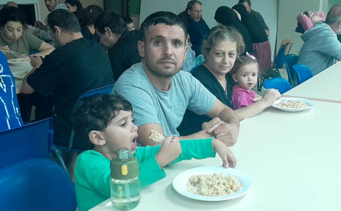 Eine Flüchtlingsfamilie in einer kirchlichen Suppenküche. © Kirche in Not