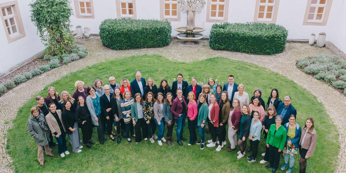 Mentees, Mentor*innen, Mitglieder der Programmsteuerungsgruppe und Verantwortliche des Hildegardis-Vereins beim Auftaktseminar in Paderborn © Frank Herzmann/Hildegardis-Verein