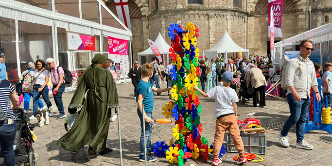 Spiel und Spaß bei den offenen Angeboten rund um den Dom. Foto: © Inge Hülpes/Bistum Trier
