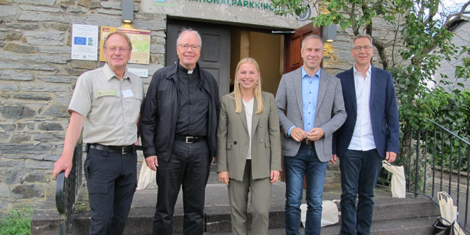 Von links: Dr. Harald Egidi, Bischof Dr. Stephan Ackermann, Kira Braun, Nico Steinbach und Superintendent Dr. Jörg Weber. © Bistum Trier / Stefan Schneider