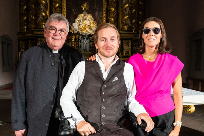 Bonifatiuswerk-Generalsekretär Msgr. Georg Austen moderierte die Performance aus Musik, Gesprächen und Geschichten mit Schauspieler und Autor Samuel Koch und der Sängerin Bernarda Brunovic in der Paderborner Marktkirche (v.l.). Foto: Hartmut Salzmann