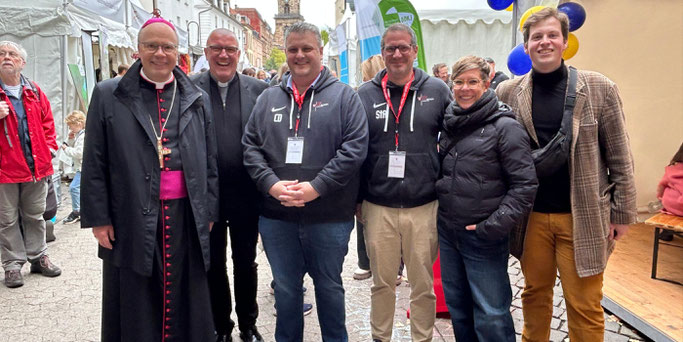Gruppenfoto mit Bischof beim Bürgerfest © Ute Kirch