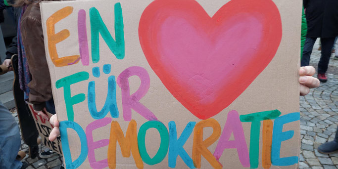 Ein Herz für Demokratie. Foto: © Pfarrbriefservice/Johannes Simon