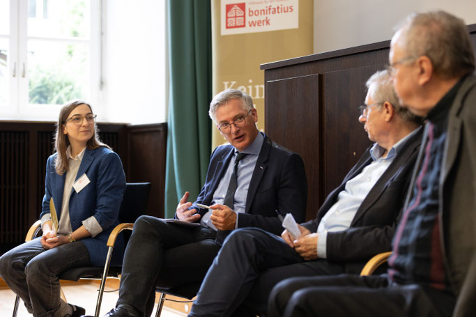 Diskutierten auf dem Podium des bundesweiten Studientages zum Kirchenaustritt (von links): Eva Dreier (Referentin beim Bonifatiuswerk), Prof. Dr. Stephan Wahle, Prof. Dr. Detlef Pollack und Prof. Dr. Rüdiger Althaus. Foto: Hartmut Salzmann