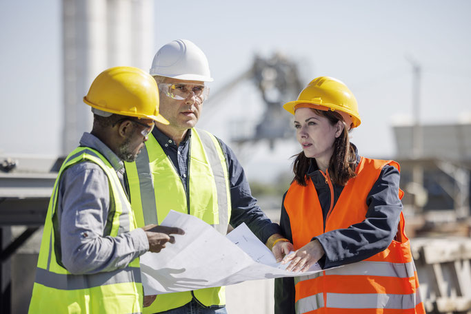 Laut VDI-IW-Ingenieurmonitor bleibt der Bedarf an Fachkräften in IT- und Ingenieurberufen hoch. (Bild via GettyImages) 
