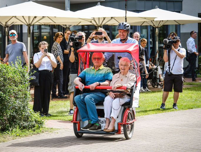 Christian Wulff mit seinen Fahrgästen Rolf-Dieter Frohme und Margarete Kessel in Celle; Bildquelle: Schulze/Malteser