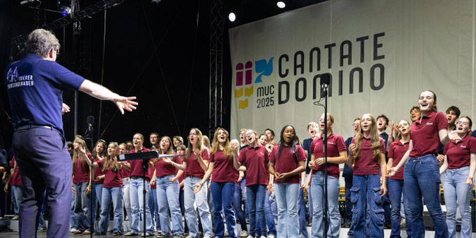 Trierer Domkapellmeister Thomas Kiefer und Chor © Pueri Cantores/Christian Klenk