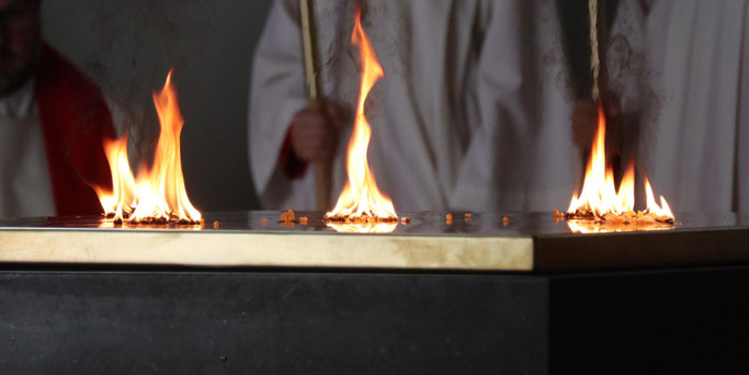 Der neue Altar in der Kirche St. Laurentius in Bad Neuenahr-Ahrweiler wurde geweiht. Zu dem Ritual gehört auch das Verbrennen von Weihrauch auf dem Altar. © Julia Fröder