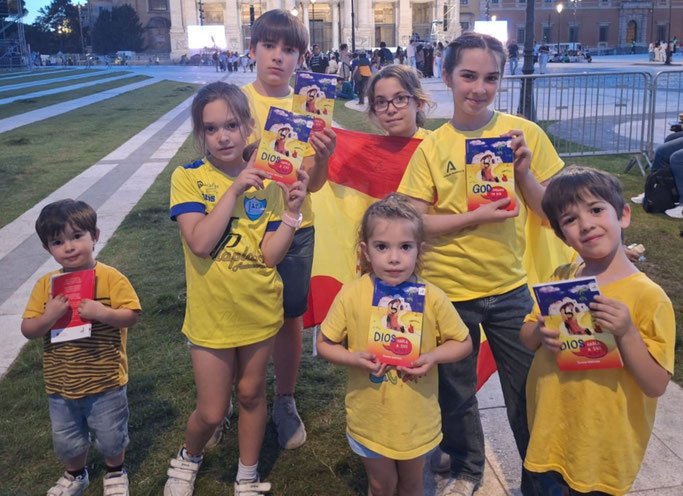 Kinder beim Jubiläum der Familien in Rom mit den neuen Ausgaben der Kinderbibel. © Kirche in Not