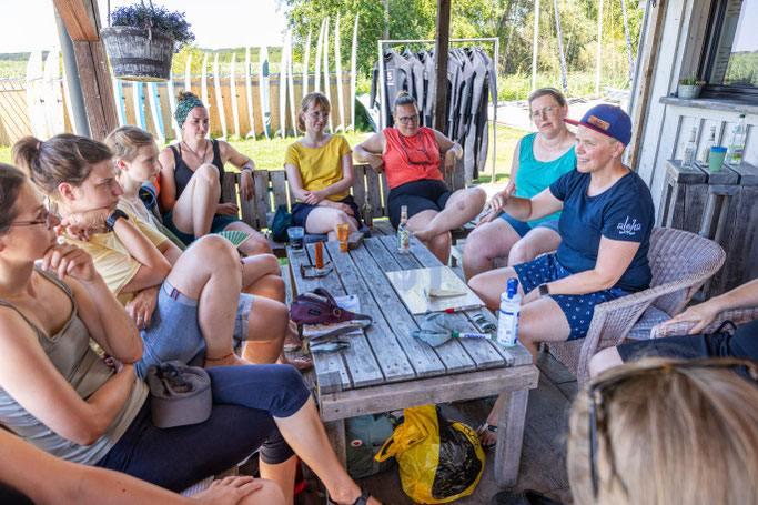 Esther Göbel gibt eine Einführung in die Theorie des Windsurfens. Foto: Hartmut Salzmann