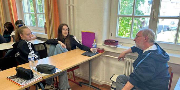 Jolie (links) und Lanah (Mitte) besprechen mit Referent Michael Federkeil von der Fachstelle Jugend die Details für den geplanten Kuchenverkauf. © Ute Kirch