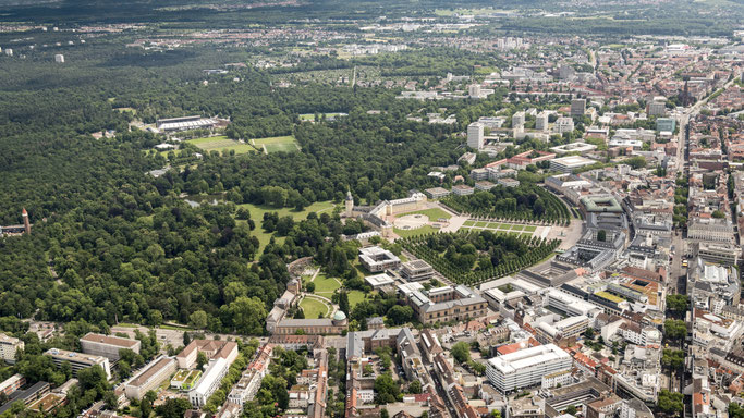 : Die Stadt Karlsruhe mit Stadtwald im bebauten und straßennahen Bereich wie Friedhöfen, Parks, Gärten oder Höfen sowie periurbanem Wald im stadtnahen Naturraum. Foto: Markus Breig, KIT