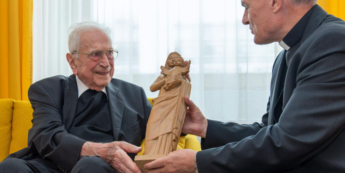 Pfarrer Maas übergibt die Marienstatue an Bischof Muser © Diözese Bozen-Brixen