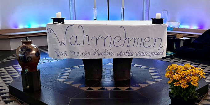 Verschiedene Stationen in der Kirche bieten die Möglichkeit zum bewussten Wahrnehmen. © Ulla Schädler