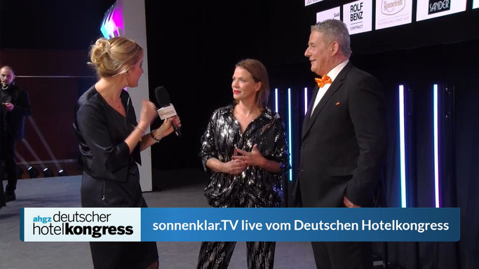 Im Rahmen der "Hotelier des Jahres"-Verleihung: sonnenklar.TV Reporterin Sophia Dreyer führt Interviews mit Jessica Schwarz und Rolf Westermann, Chefredakteur der ahgz Allgemeine Hotel- und Gastronomiezeitung / © sonnenklar.TV 