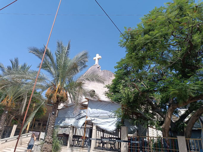 Blick auf die katholische Kirche in Gaza mit dem beschädigten Kreuz. © @lpj.org