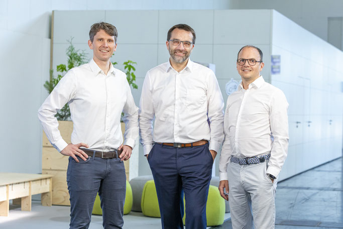 Dr. Johannes Zeiher, Dr. Sebastian Blatt und Dr. Alexander Glätzle, Gründer von PlanQC, nominiert in der Kategorie StartUp. | Foto: Axel Griesch für Deutscher Gründerpreis