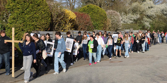 Junge Menschen unterwegs auf dem Ökumenischen Jugendkreuzweg im Hunsrück. Foto: © privat