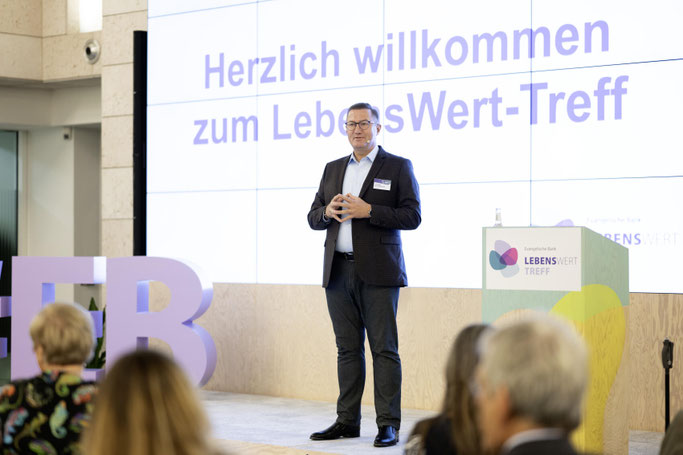 Thomas Katzenmayer, Vorsitzender des Vorstands der Evangelischen Bank, begrüßt die Gäste des letztjährigen LebensWert-Treffs. (c) Sascha Mannel 