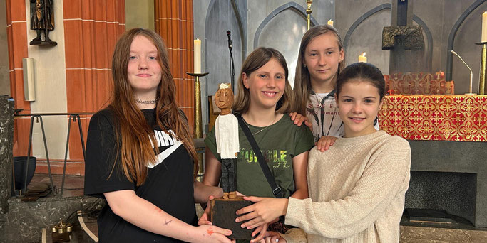 Schülerinnen der Saarbrücker Marienschule mit dem König © Ute Kirch