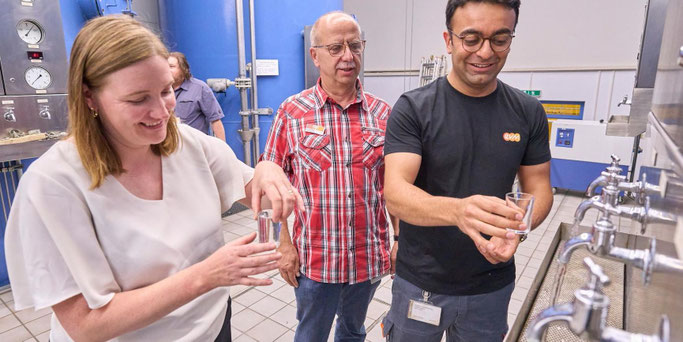 Pourya Rasti zeigte Staatsministerin Katharina Binz seinen Arbeitsplatz im Koblenzer Wasserwerk. © Sascha Ditscher