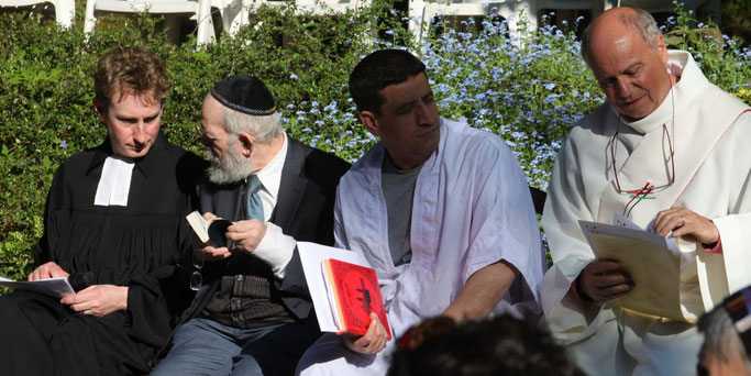 Mitwirkende Geistliche der verschiedenen Religionen beim Interreligiösen Friedensgebet „auf der Grenze“ 2023. © Tim-Jochen Kahlen