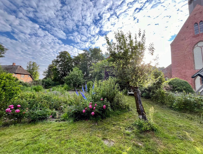 Das malerische Ensemble aus Backsteinbasilika und Pfarrgarten in Starkow. Foto: BGG