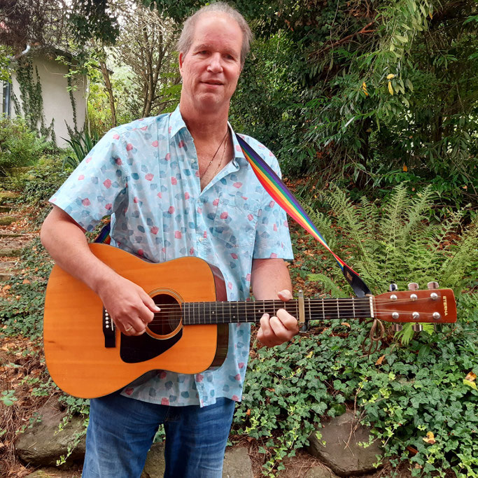 Gert Holle hat einen Song zu einem ambitionierten Investorenprojekt in Nidda-Bad Salzhausen geschrieben. Foto: Renate Holle