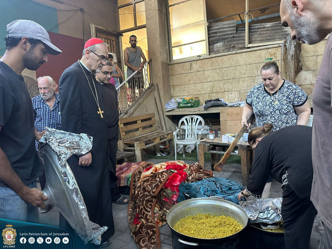 Patriarch Pierbattista Kardinal Pizzaballa bei seinem Besuch in der katholischen Pfarrei in Gaza. © @lpj.org