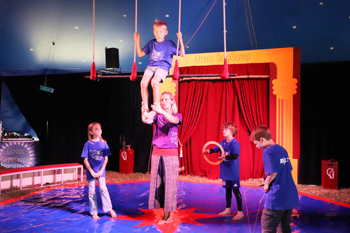 Merle (10), Jonathan (7), Fritz (6) und Lio (7) während den Proben mit Maren Cremer © Simone Bastreri