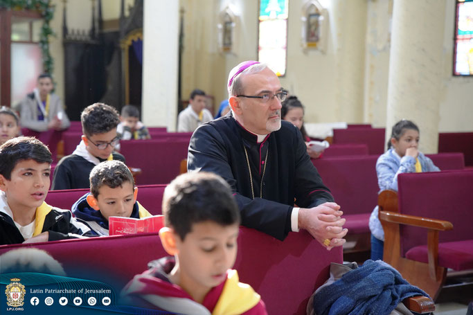 Der Lateinische Patriarch von Jerusalem, Pierbattista Kardinal Pizzaballa, betet mit Kindern in der Pfarrei „Heilige Familie“ in Gaza-Stadt (Archivbild). © Lateinische Patriarchat von Jerusalem.