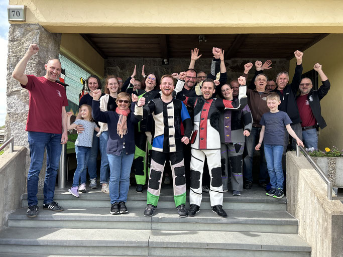 Die Mannschaft feiert mit den Fans zusammen den Aufstieg in die Bayernliga