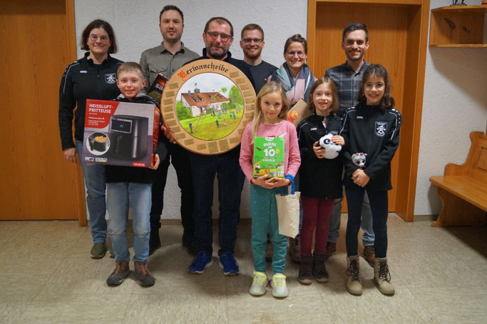 von links: 2. Schützenmeisterin Katrin Kaiser, Jannis Haberkamm, Jochen Dietsch, Dietmar Schorr, Jakob Heubeck, Viktoria Heesch, Marion Kräupl, Ida Haberkamm, 1. Schützenmeister Christian Heubeck, Luisa Heubeck (Fotograf: Stefan Heubeck)