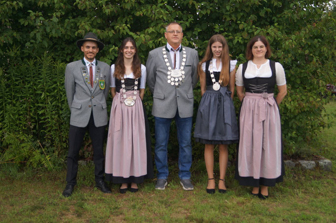 v.l.n.r. 1. Schützenmeister Christian Heubeck, Damenkönigin Christina Schorr, Schützenkönig Thomas Teufel, Jugendkönigin Marie Seubert, 2. Schützenmeisterin Katrin Kaiser