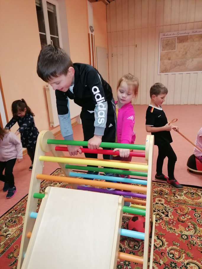 Egal ob klettern, rennen oder turnen - die Kids haben immer Spaß!