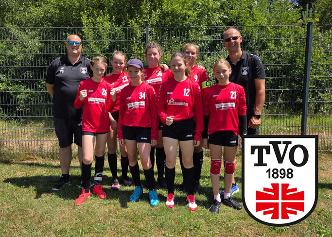  v.l.n.r.: Nahla Schönthaler, Anna Loy, Emma Schroth, Hermine Mühlhäuser h.v.l.n.r. Trainer Peter Schönthaler, Minu Göring, Helena Becherer, Pia Rodegher, Co-Trainer Sven Dietrich