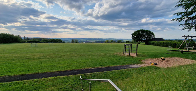 Blick über Sportplatz