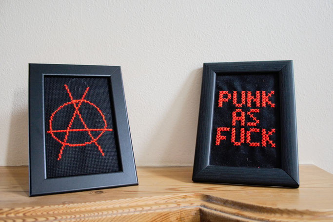 Anarcho-Kreuzstich - Sticken bleibt politisch - Anarchie-A und Punk as Fuck - Zebraspider DIY Anti-Fashion Blog