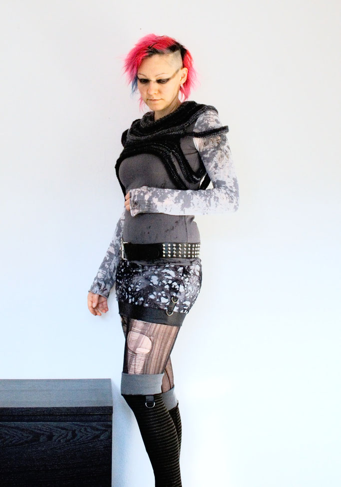 Endzeit Outfit mit Outbreak Cowl - Dieselpunk Apokalypse Rock und Shirt - Zebraspider DIY Anti-Fashion Blog