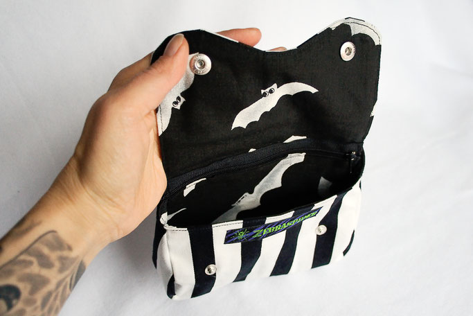 Verrückte Streifen - neue Aufträge - Gürteltasche mit Fledermäusen - Zebraspider DIY Anti-Fashion Blog