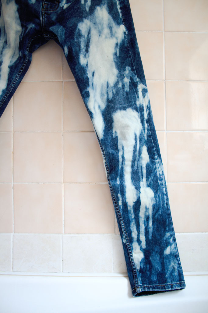 7 common mistakes when bleaching jeans - bleached pants - Zebraspider DIY Anti-Fashion Blog