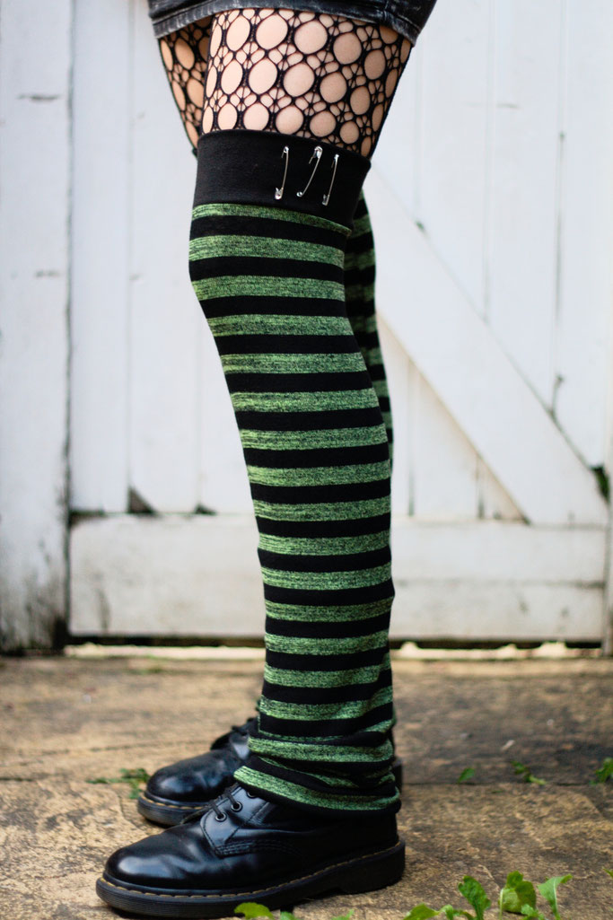 Die neuen Beinstulpen sind da! - Green Stripes & Safety Pins - Zebraspider DIY Anti-Fashion Blog