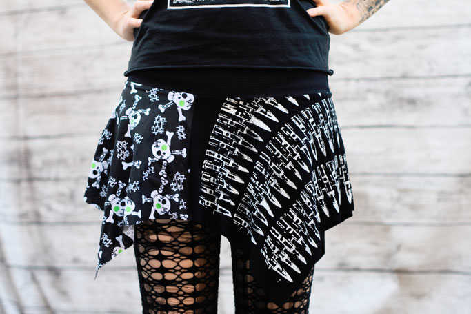 Die neuen Röcke sind online! - Pixierock mit Patronen und Totenköpfen - Zebraspider DIY Anti-Fashion Blog