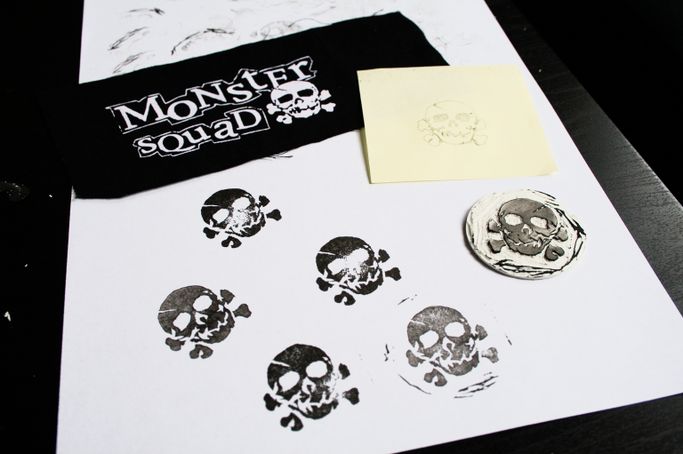 Stempel schnitzen und kreativ nutzen - erster Versuch Totenkopf - Zebraspider DIY Anti-Fashion Blog