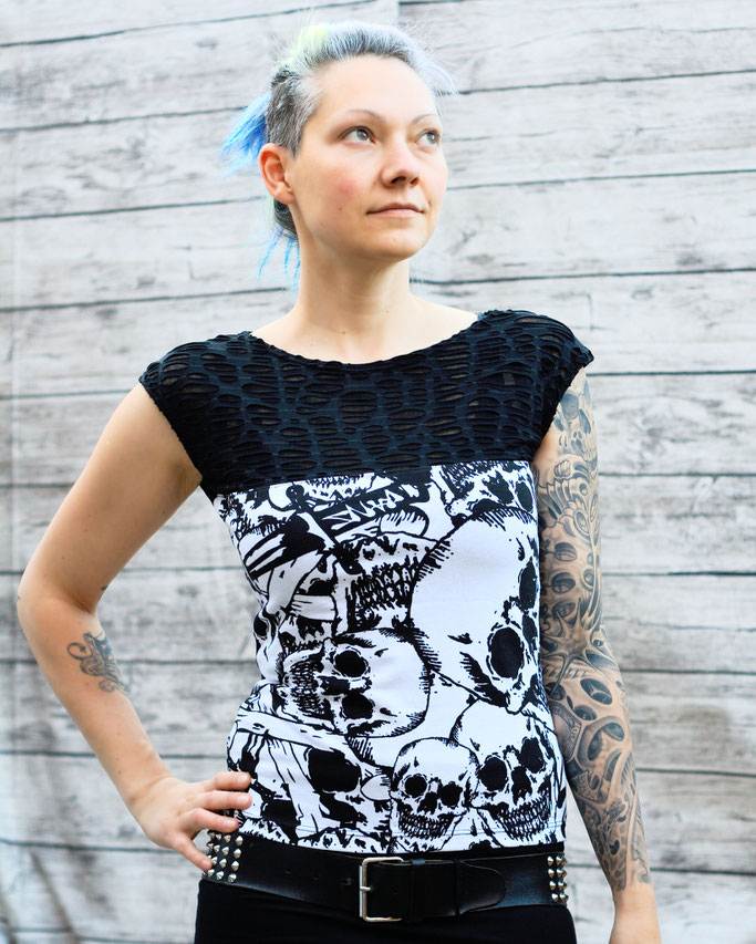 Die neuen Tops, Shirts und Shrugs sind online! - Top mit Netz und Totenköpfen - Zebraspider DIY Anti-Fashion Blog